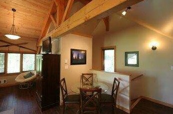 Revelstoke Timber Loft B&B - Photo3