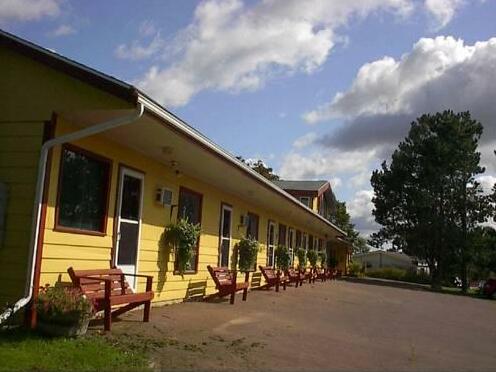 The Pines Motel and Cottages - Photo4