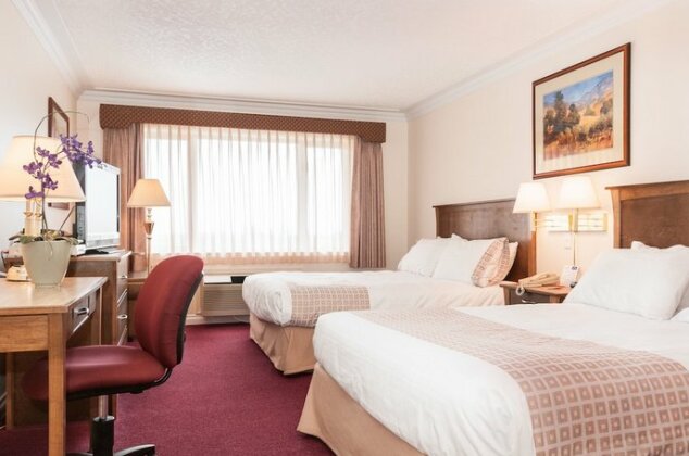 Howard Johnson by Wyndham Victoria Elk Lake Hotel & Suites - Photo3