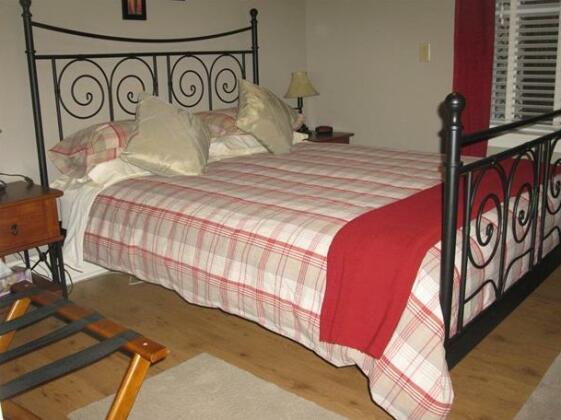 Cedar Suite Bed and Breakfast by Elevate Rooms - Photo5