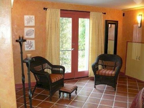 Salt Spring Carriage House B&B - Photo3