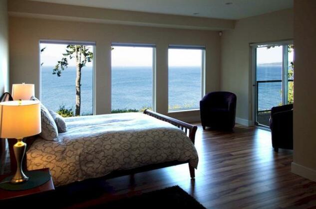 Sheringham Oceanfront Suite by BC Island Vacation Homes - Photo4