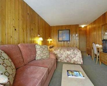 The Cedarwood Inn & Suites - Photo3