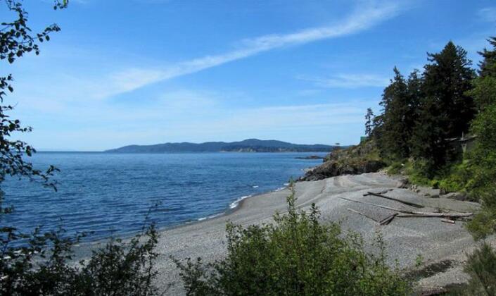 Driftwood Beach House by BC Island Vacation Homes - Photo2
