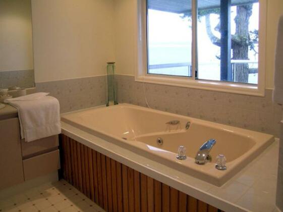 Otter Point House by BC Island Vacation Homes - Photo2