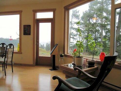 Seaview Cottage by BC Island Vacation Homes - Photo3