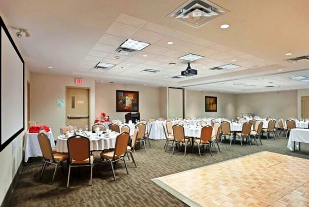 Holiday Inn Hotel & Suites Surrey East - Cloverdale - Photo4