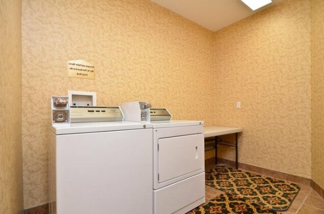 Country Lane Inn & Suites - Photo3