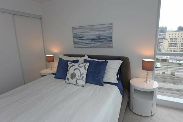 Classy 2 Bdrm and Den Condo Downtown - Photo3