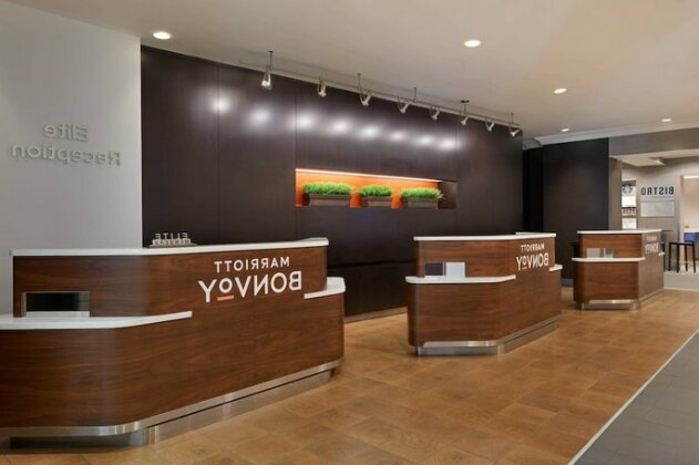 Courtyard by Marriott Downtown Toronto - Photo3