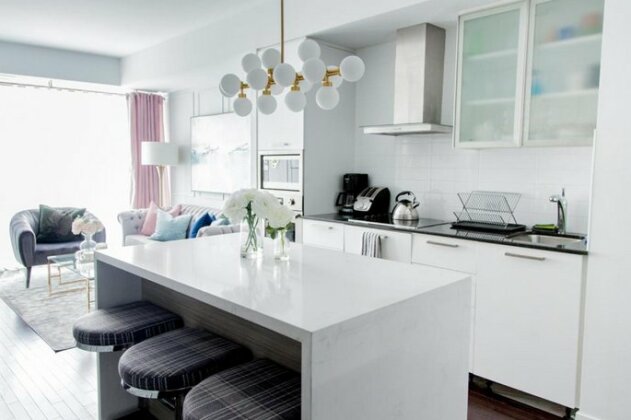 Designer suite City center right by CN Tower Free Parking - Photo2