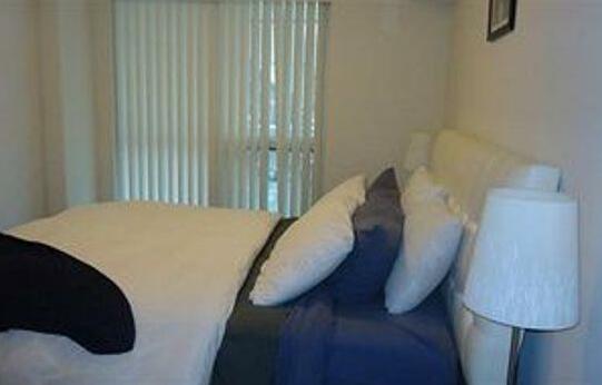 E S I Furnished Suites at Fly Condos - Photo4