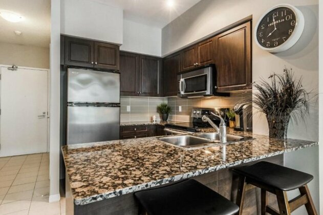 Gorgeous Downtown Oasis with Lake Views & Parking - Photo5