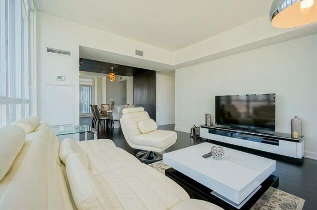 Hydewest - Capreol Luxury Furnished Penthouse Apartment - Photo3