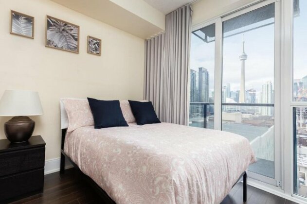 Large 3 Bed Room 2 Bath Condo by CN Tower