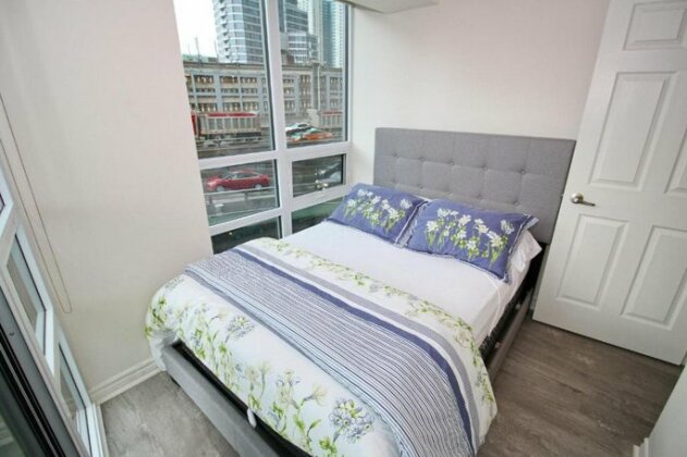 Luxury 3 Br Dt Apartment Toronto ON Canada - Photo3