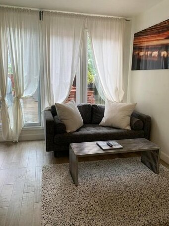 Modern 1 Bedroom Apartment with Patio