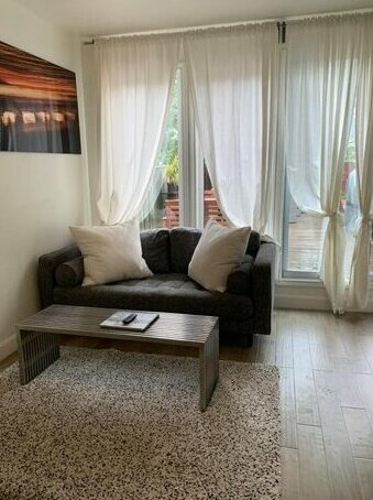 Modern 1 Bedroom Apartment with Patio