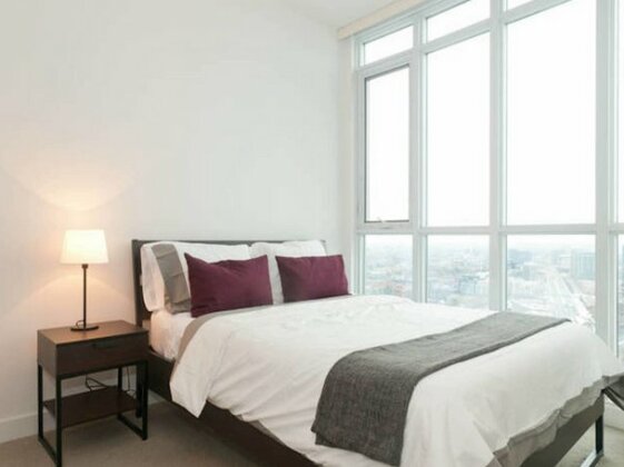 N2N Suites - Downtown Lake & City View Apartments