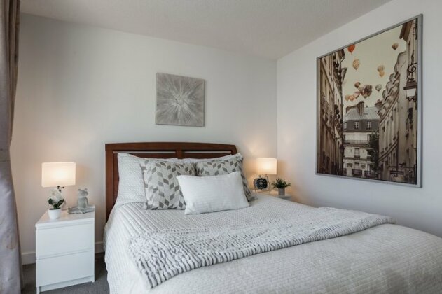 Premium 2-Bedroom with CN Tower & Lake Views - Photo3