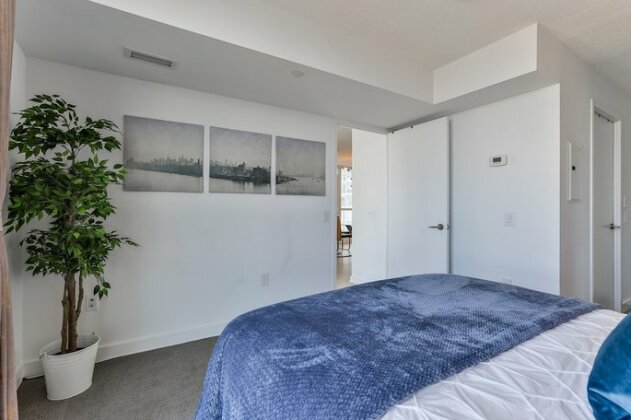 Premium 2-Bedroom with CN Tower & Lake Views - Photo4