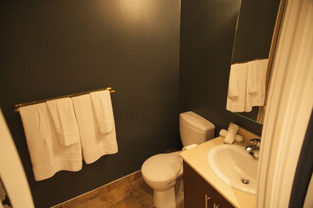 Red Maple Suites - Blue Jays Way - Photo3