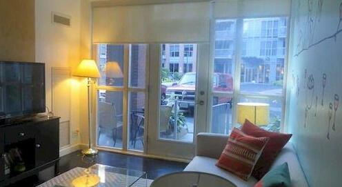 Super Awesome King West Furnished Suite - Photo3