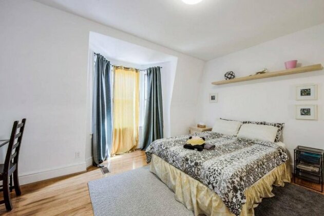 Two Bedroom Apartment in Dundas West - Photo2