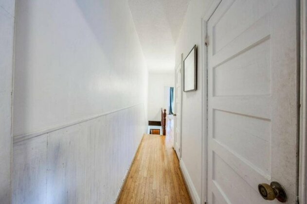 Two Bedroom Apartment in Dundas West - Photo3
