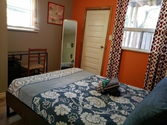 Upbeat 2 Bedroom in Dundas West - Photo3