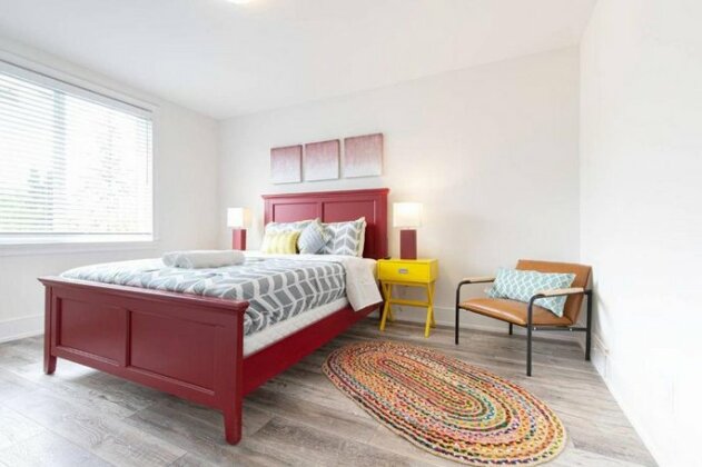 Vibrant ColourPOP House 2 Bedrooms + 1 Bath - Photo3