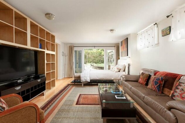 Private and Cozy Home in Kerrisdale - Photo2