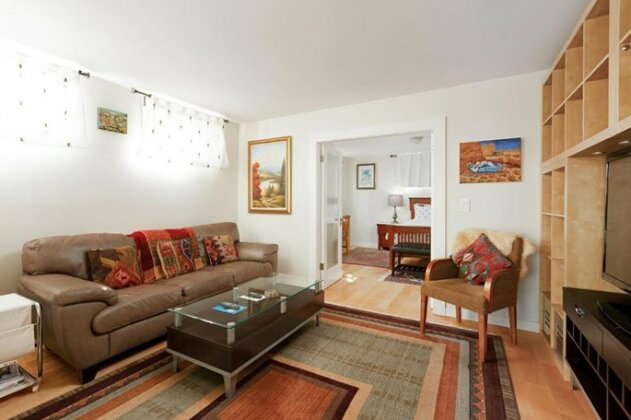 Private and Cozy Home in Kerrisdale - Photo4