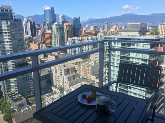 Yaletown Huge 1br+Den Amazing Views of Water and Mountains Central