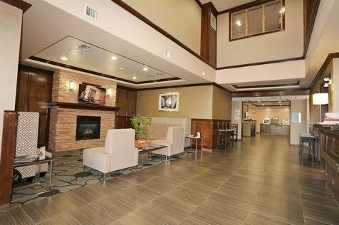 Holiday Inn Express Hotel & Suites Vernon - Photo4