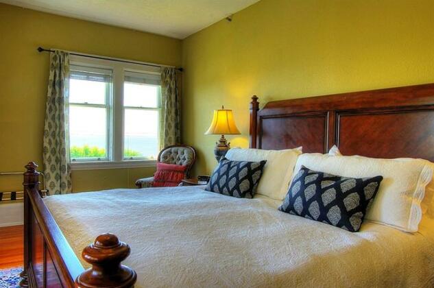 Dashwood Manor Seaside Bed & Breakfast - Photo3