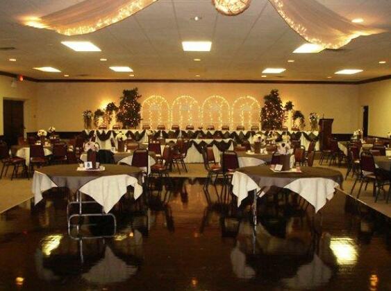 Oaks Inn Hotel Banquet & Convention Center - Photo2
