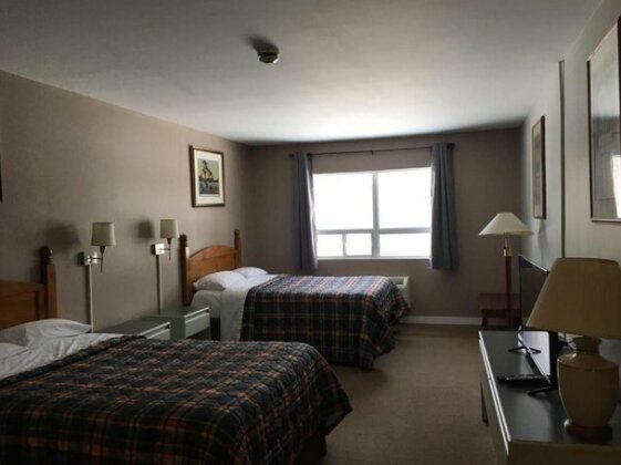 HWY 17 Motel - Photo3