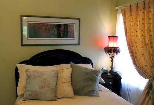 At Home B&B at Rose Manor by Elevate Rooms - Photo5