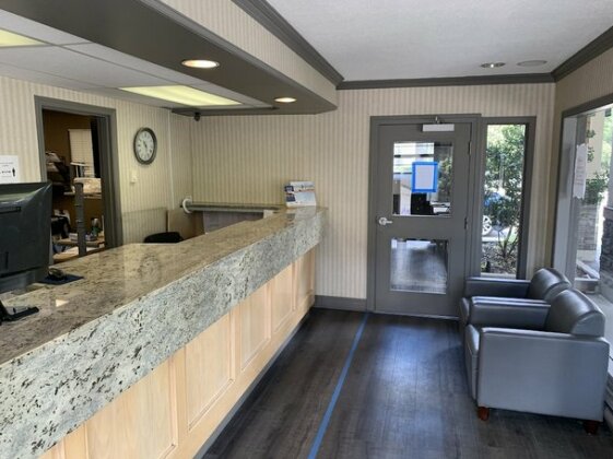 Travelodge by Wyndham Vancouver Lions Gate - Photo2