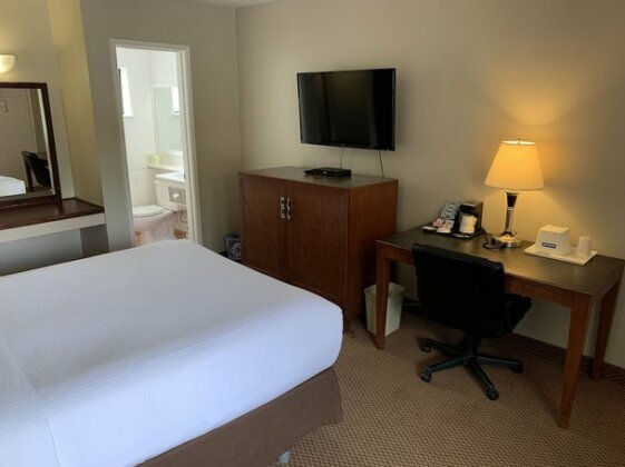 Travelodge by Wyndham Vancouver Lions Gate - Photo5