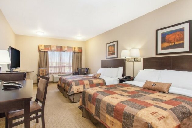 Ramada by Wyndham Westlock - Photo4