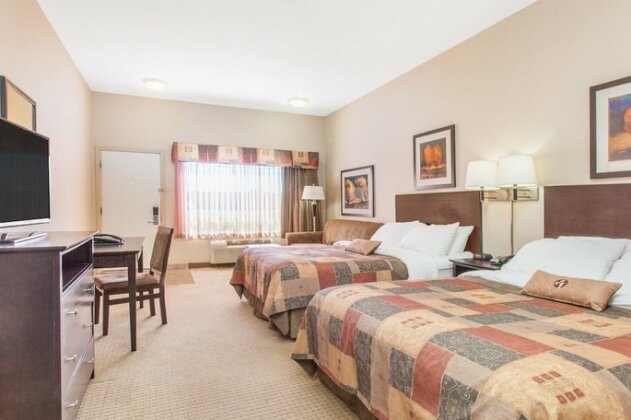 Ramada by Wyndham Westlock - Photo5