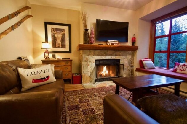 Spacious Rustic Whistler Retreat at the Woods - Photo2