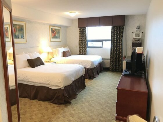 Lexington Inn & Suites-Windsor - Photo5