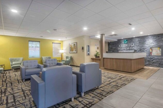 Quality Inn & Suites Downtown Windsor - Photo2