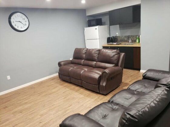 Bedroom in basement A close to st vital mall Nofrils Shoppers drug mart sobeys - Photo3