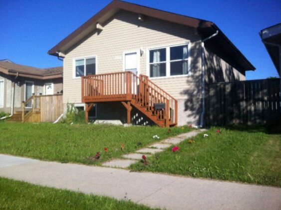 Homestay - Beautiful and welcoming home close to University of Manitoba