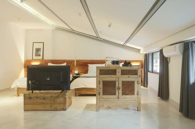 Travelling With Hotel Wide and Narrow Alley - Photo3
