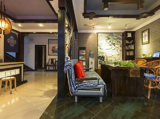 Fenghuang Dongliyuan Hostel - Photo2